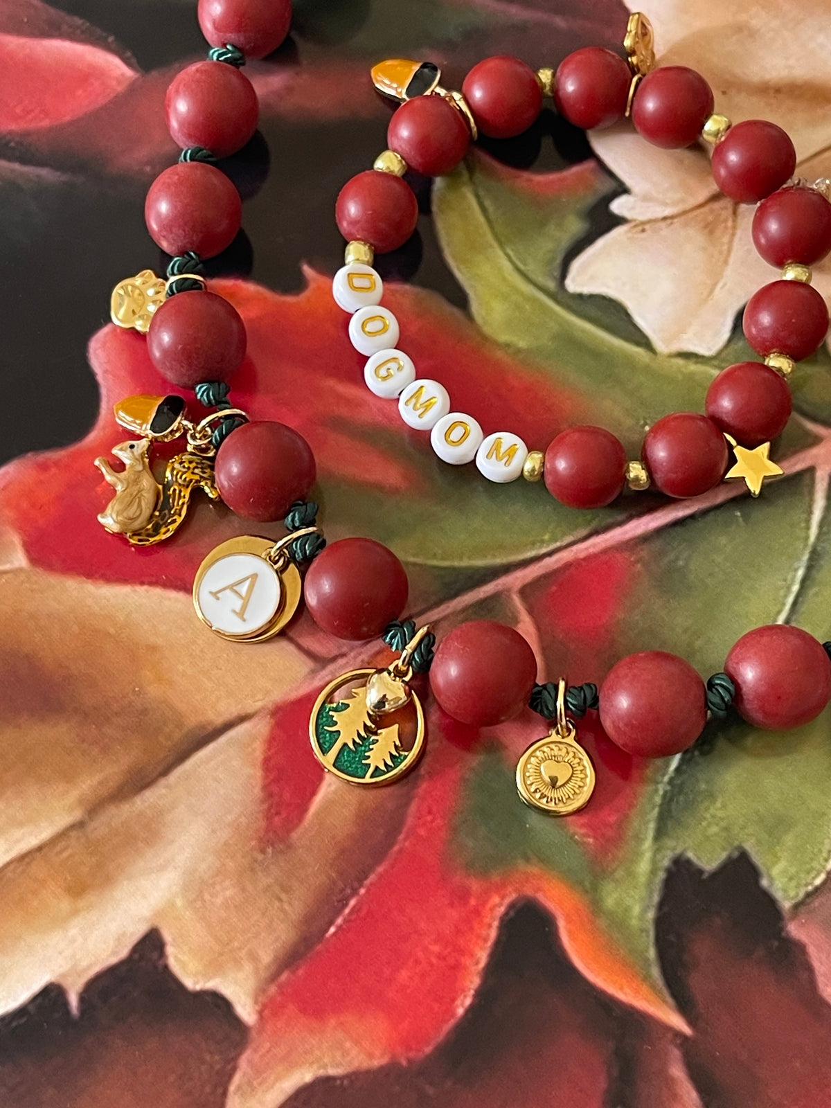 1A/ Collier & Bracelet MATCHY MATCHY 🤩 SQUIRREL AUTUMN DREAM bordeaux & vert forêt 🐿️💚♥️🌲✨✨